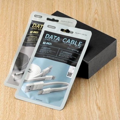 Pacotes de cabos de dados planos USB branco e preto em embalagem de plástico