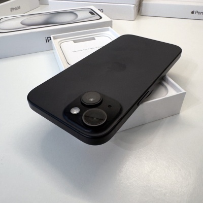 Smartphone preto com duas câmaras sairculares e caixa branca