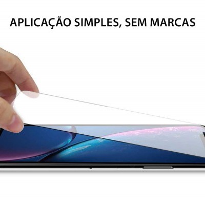 Aplicação de protector de ecrã transparente num smartphone preto com texto explicativo