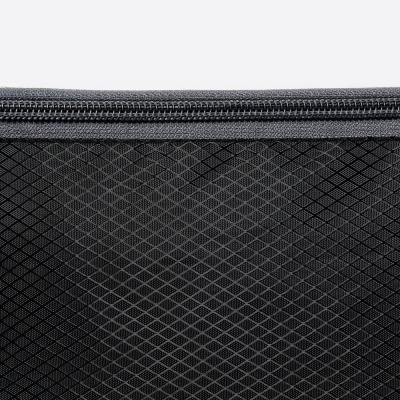 Pano preto com padrão de diamante e fecho de correr preto