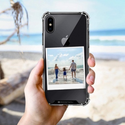 Smartphone Apple preto com capa transparente e foto colada na traseira mostrando família na praia