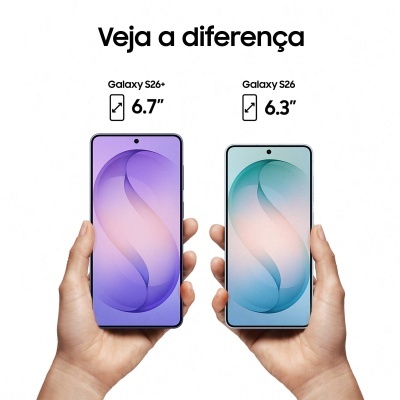 Dois telemóveis Galaxy S26 e S26+ em mãos a mostrar tamanhos diferentes de ecrã.
