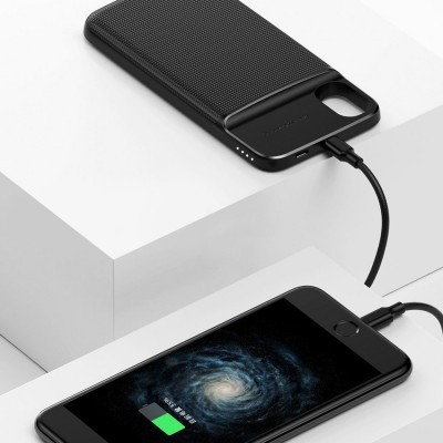 Bateria portátil preta a carregar smartphone preto com imagem de galáxia no ecrã