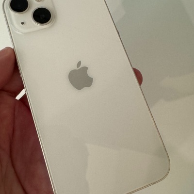 Telemóvel Apple iPhone branco com duas câmaras traseiras