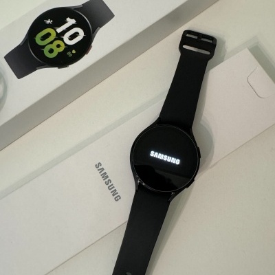 Relógio inteligente Samsung Galaxy Watch 5 preto com caixa e bracelete
