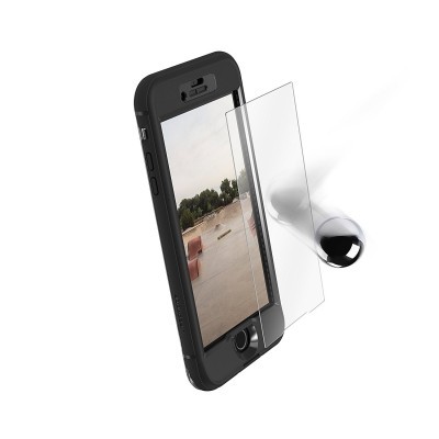 Smartphone preto com capa e vidro temperado transparente em fundo branco