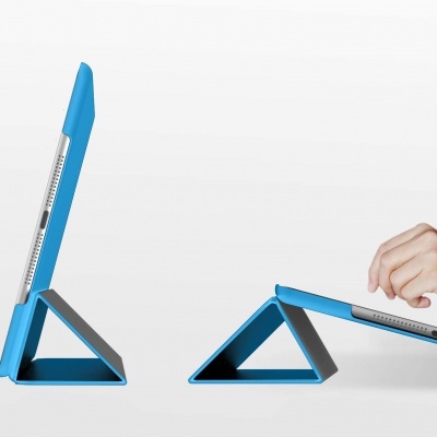 Tablet com capa azul em duas posições triangulares, uma vertical e outra inclinada, com mão a interagir