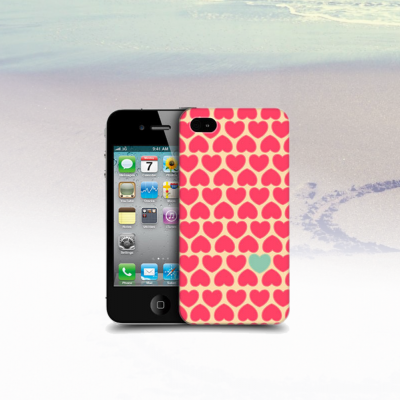 telemóvel preto com capa vermelha de corações na areia da praia junto a figura na areia