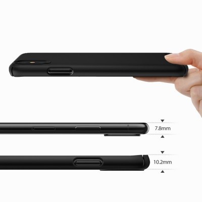 Capa protetora preta para smartphone com recortes laterais e de câmera, mostrando medidas de espessura.