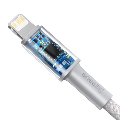 Cabo de carregamento USB com conector Lightning e corpo transparente mostrando circuito interno