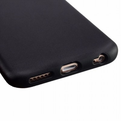 Capa preta de telemóvel com recortes para portas e altifalantes