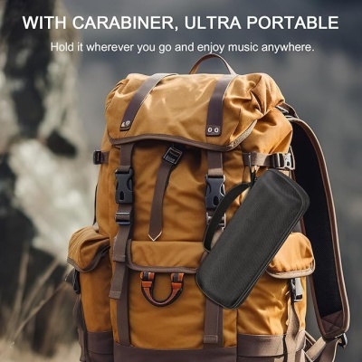 Mochila castanha com bolsa preta pendurada por mosquetão e texto promocional em branco