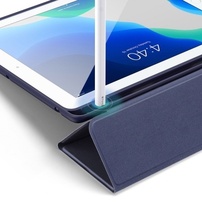 Tablet branco com caneta digital e capa cinza escuro