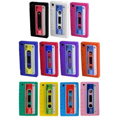 Doze caixas de telemóvel em forma de cassetes de áudio coloridas com texto IMPRO 06.