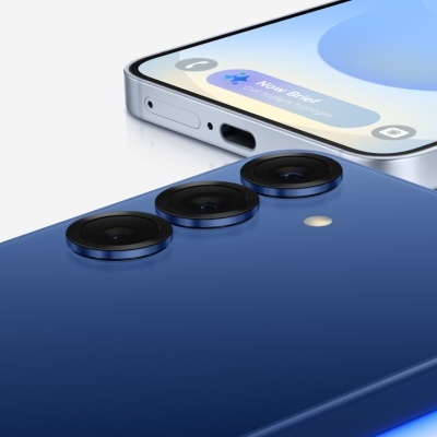 Smartphone azul com três câmaras traseiras e ecrã branco