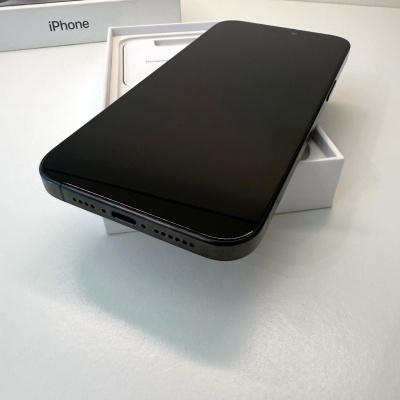 Smartphone iPhone preto com caixa branca e texto 