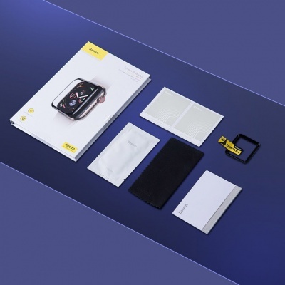 Caixa de relógio digital e acessórios organizados sobre superfície azul