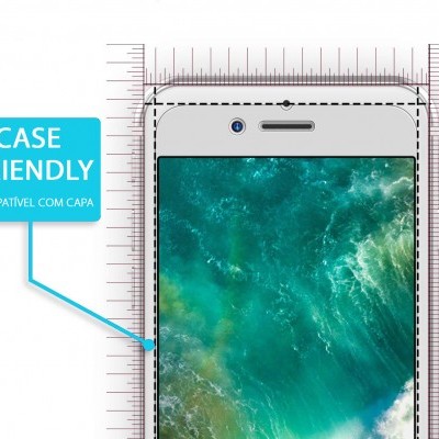 Smartphone branco com ecrã azul-esverdeado sobre régua, etiqueta azul indicando compatibilidade com capa