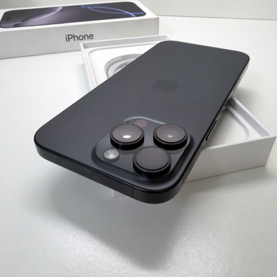 Smartphone iPhone preto em caixa branca com embalagem iPhone ao fundo