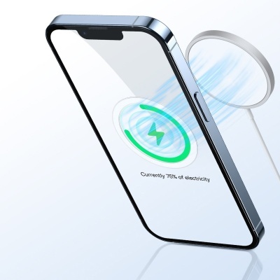 Smartphone a carregar sem fios com indicador de bateria a 75%