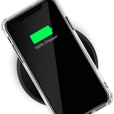 Smartphone com capa transparente carregando sem fios a 100%