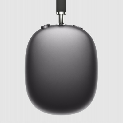 Fone de ouvido preto com botões e cabo, visto de cima