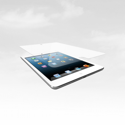 Três tablets brancos com ecrãs coloridos sobre fundo de céu e nuvens