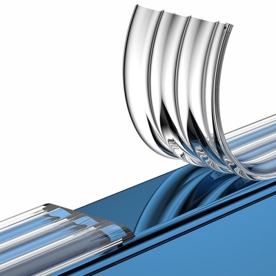 Proteção de ecrã em vidro temperado transparente aplicada em dispositivo azul.