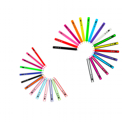 Canetas e marcadores coloridos dispostos em espiral e alinhados horizontalmente