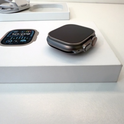 Relógio inteligente cinza escuro e embalagem branca com imagem do relógio