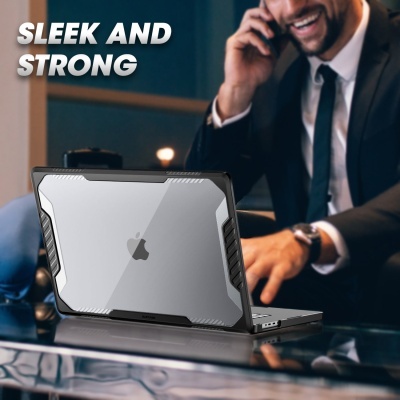 Portátil Apple MacBook com capa protetora transparente em mesa de escritório.