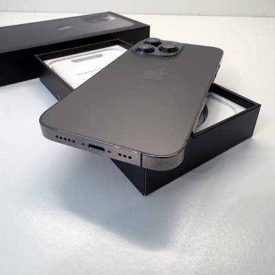 Smartphone cinzento escuro com três câmaras e caixa preta