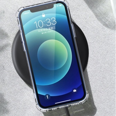 Smartphone num carregador sem fios preto sobre tecido cinzento