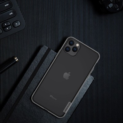 iPhone preto com capa transparente sobre caderno e acessórios pretos