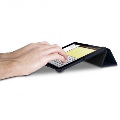 Tablet preto com capa a inclinar, teclado virtual, notas amarelas e mãos a interagir