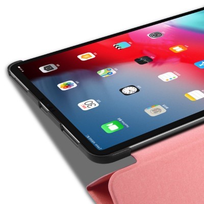 Tablet com aplicações coloridas em capa rosa