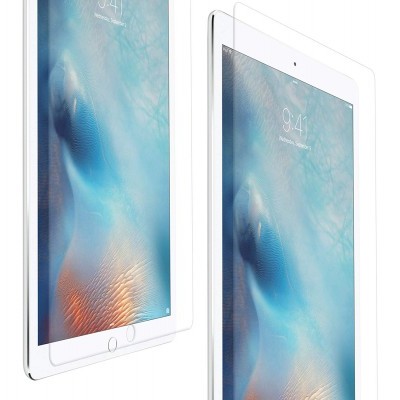 Dois tablets brancos com ecrãs azuis e laranja sobre fundo branco