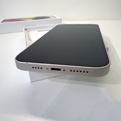 Smartphone iPhone prateado com ecrã preto sobre caixa branca