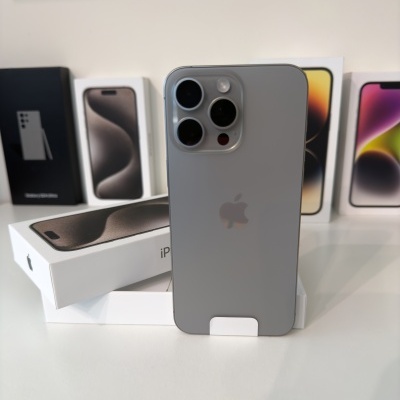 Smartphone Apple iPhone cinza prateado com três câmaras traseiras em cima da caixa branca