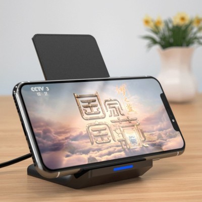 Suporte de carregamento wireless com smartphone a mostrar texto em chinês