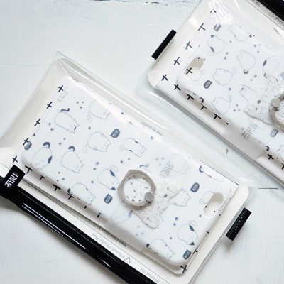 Capas de telemóvel brancas com padrão de ursos e suporte circular cinzento