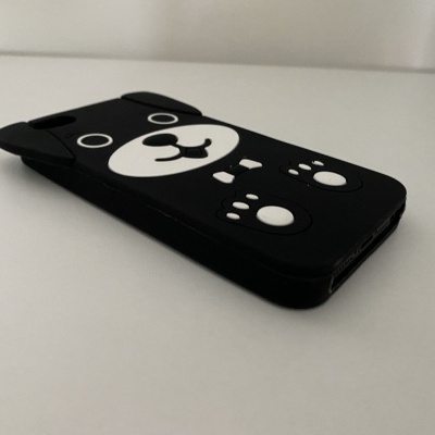 Capa de smartphone preta com desenho branco de urso
