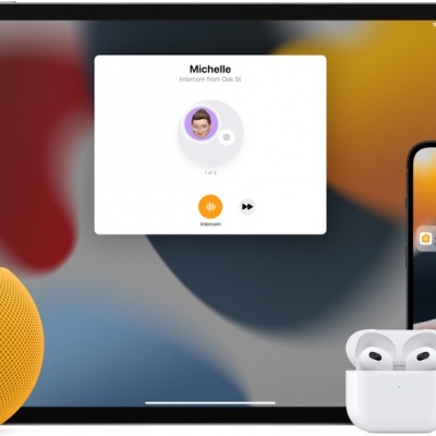 Dispositivos Apple incluindo tablet, altifalante amarelo, auriculares brancos, smartphone e relógio inteligente