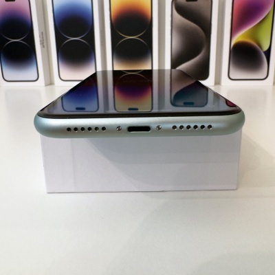 Smartphone prateado com ecrã preto sobre caixa branca e caixas coloridas ao fundo