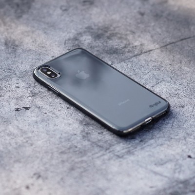 iPhone com capa protetora transparente preta numa superfície cinzenta