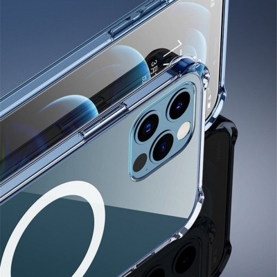 Smartphone azul com capa transparente e três câmaras