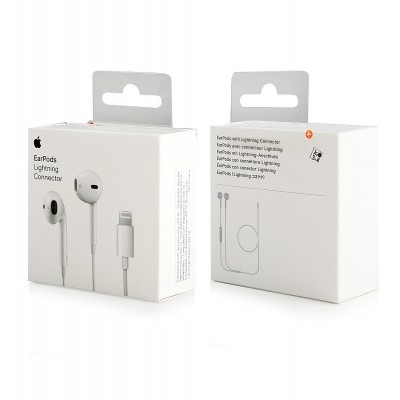 Caixa branca de EarPods Apple com conector Lightning sobre fundo branco.