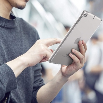 Pessoa a usar tablet Apple com capa transparente em ambiente público