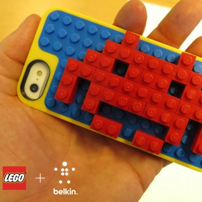Capa amarela para smartphone com decoração LEGO azul e vermelha em formato de rosto