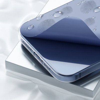 Smartphone azul com película protetora transparente e marcas de impressões digitais